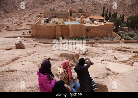 Sinai, Egypt. 6th Feb, 2019. Tourists visit the Saint Catherine's Monastery at the foot of Mount Sinai in Saint Catherine, South Sinai Province, Egypt, Feb. 6, 2019. The monastery is one of the oldest working Christian monasteries in the world and also a UNESCO World Heritage Site. Credit: Ahmed Gomaa/Xinhua/Alamy Live News Stock Photo