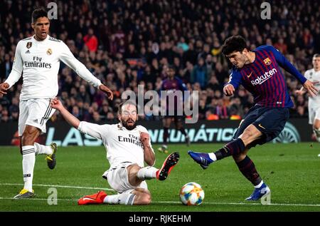 Barcelona, Spain. 6th Feb, 2019. FC Barcelona's Carles Alena (R) shoots during the Spanish King's Cup semifinal first leg match between FC Barcelona and Real Madrid in Barcelona, Spain, on Feb. 6, 2019. The match ended with a 1-1 draw. Credit: Joan Gosa/Xinhua/Alamy Live News Stock Photo