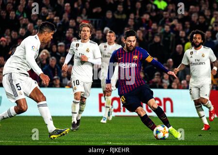 Barcelona, Spain. 6th Feb, 2019. FC Barcelona's Lionel Messi (2nd R) breaks through during the Spanish King's Cup semifinal first leg match between FC Barcelona and Real Madrid in Barcelona, Spain, on Feb. 6, 2019. The match ended with a 1-1 draw. Credit: Joan Gosa/Xinhua/Alamy Live News Stock Photo