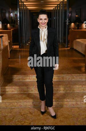 Berlin, Germany. 06th Feb, 2019. Juliette Binoche, French actress and jury president of the Berlinale, comes to the Hotel Mandala for a jury dinner before the start of the Berlinale. Credit: Jens Kalaene/dpa-Zentralbild/dpa/Alamy Live News Stock Photo