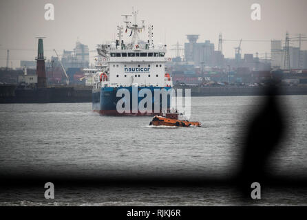 Hamburg, Germany. 07th Feb, 2019. The LNG bunker ship 'Kairos' calls at the port of Hamburg. The world's largest tanker for liquefied natural gas (LNG) reached the port of Hamburg on Thursday and moored at the cruise terminal Steinwerder. The 117 metre long ship sails for the Hamburg company Nauticor, a subsidiary of the Linde Group, and can load 7500 cubic metres of LNG. The ship is due to be christened on February 8. (to dpa 'Largest LNG bunker ship in the world reaches Hamburg port' from 07.02.2019) Credit: Christian Charisius/dpa/Alamy Live News Stock Photo