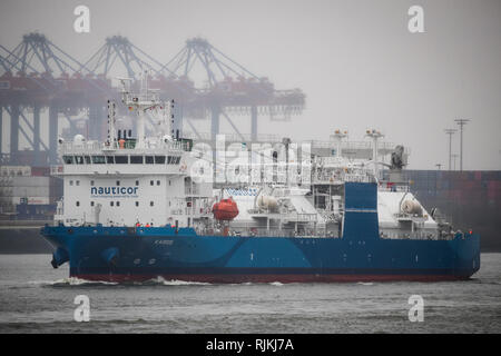 Hamburg, Germany. 07th Feb, 2019. The LNG bunker ship 'Kairos' calls at the port of Hamburg. The world's largest tanker for liquefied natural gas (LNG) reached the port of Hamburg on Thursday and moored at the cruise terminal Steinwerder. The 117 metre long ship sails for the Hamburg company Nauticor, a subsidiary of the Linde Group, and can load 7500 cubic metres of LNG. The ship is due to be christened on February 8. (to dpa 'Largest LNG bunker ship in the world reaches Hamburg port' from 07.02.2019) Credit: Christian Charisius/dpa/Alamy Live News Stock Photo