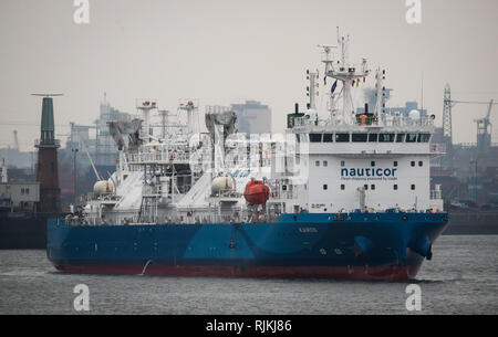 Hamburg, Germany. 07th Feb, 2019. The LNG bunker ship 'Kairos' calls at the port of Hamburg. The world's largest tanker for liquefied natural gas (LNG) reached the port of Hamburg on Thursday and moored at the cruise terminal Steinwerder. The 117 metre long ship sails for the Hamburg company Nauticor, a subsidiary of the Linde Group, and can load 7500 cubic metres of LNG. The ship is due to be christened on February 8. (to dpa 'Largest LNG bunker ship in the world reaches Hamburg port' from 07.02.2019) Credit: Christian Charisius/dpa/Alamy Live News Stock Photo