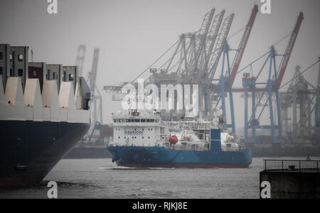 Hamburg, Germany. 07th Feb, 2019. The LNG bunker ship 'Kairos' calls at the port of Hamburg. The world's largest tanker for liquefied natural gas (LNG) reached the port of Hamburg on Thursday and moored at the cruise terminal Steinwerder. The 117 metre long ship sails for the Hamburg company Nauticor, a subsidiary of the Linde Group, and can load 7500 cubic metres of LNG. The ship is due to be christened on February 8. (to dpa 'Largest LNG bunker ship in the world reaches Hamburg port' from 07.02.2019) Credit: Christian Charisius/dpa/Alamy Live News Stock Photo