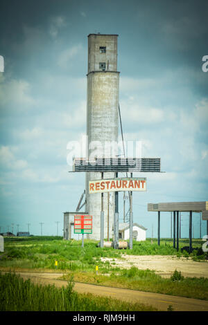 Closed and weathered gas station in Holbrook, Arizona Stock Photo - Alamy