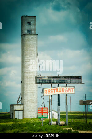 An old abandoned silo, restaurant and gas station alongside Route 66 in Texas Stock Photo