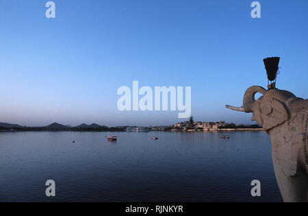 jagmandir palace in jagmandir island in the lake pichola