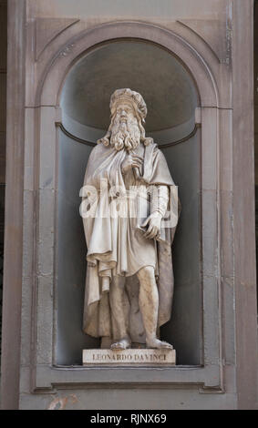 Marble statue of Leonardo Da Vinci outside the Uffizi gallery in Florence, Tuscany, Italy Stock Photo