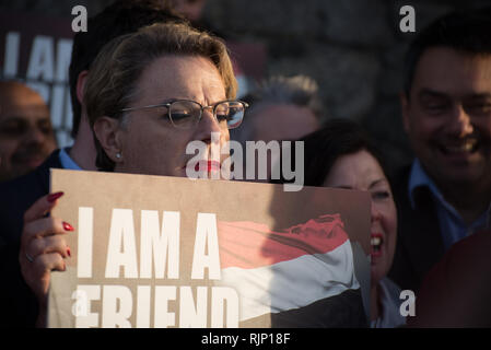 Eddie Izzard, Actor, Comedian and Writer, participates in a vigil to express solidarity with the people of Yemen at the Labour Party conference in Liv Stock Photo
