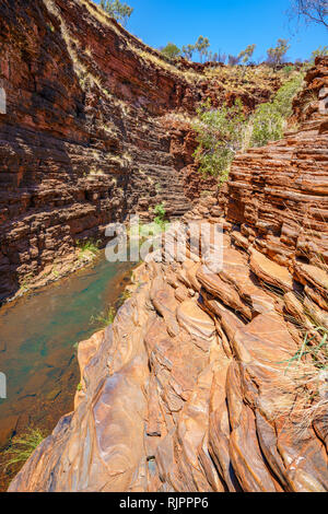 hiking down in steep hancock gorge in karijini national park, western australia Stock Photo