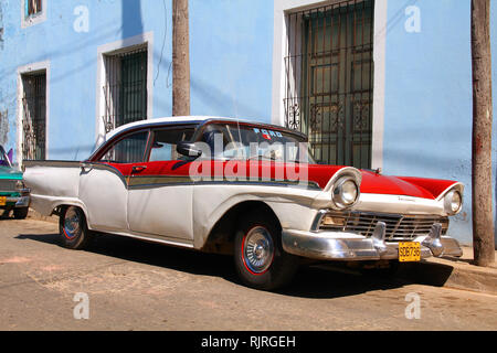 SANCTI SPIRITUS, CUBA - FEBRUARY 6: Classic American car is parked in the street on February 6, 2011 in Sancti Spiritus, Cuba. Recent change in law al Stock Photo