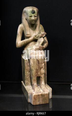 Statuette of Isis and her infant son Horus. 664 - 332 BC. Egyptian Stock Photo