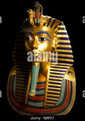 Replica Gold death mask of King Tutankhamen, Egyptian pharaoh of the 18th dynasty (ruled c. 1332-1323 BC. Stock Photo