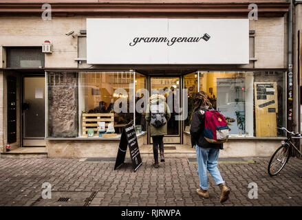 07 February 2019, Hessen, Frankfurt/Main: Customers go to the newly opened store 'gramm.genau'. In the first packaging-free shop in Frankfurt, no more plastic waste is to be produced when shopping. Customers must bring their own containers. Photo: Andreas Arnold/dpa Stock Photo