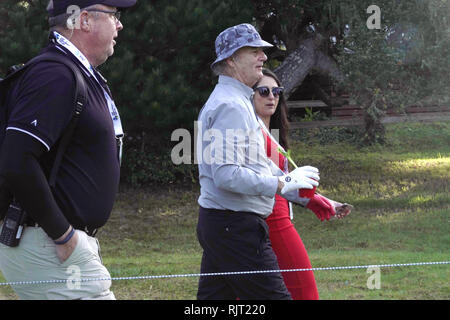 7th February, 2019  Monterey Peninsular Country Club, CA, USA  Everyone's favorite Bill Murray escorted on the 2nd hole by a local home owner with a 'morning cocktail  during the first round at the AT&T Pro-Am at Pebble Beach Golf Links Stock Photo