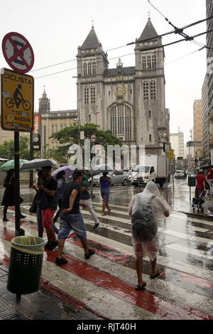 February 7, 2019 - SÃ£O Paulo, SÃ£o Paulo, Brazil - SÃ£o Paulo (SP), 07/01/2019 -BRAZIL - SAO PAULO - WEATHER-Pedestrians protect themselves from the rain in downtown Sao Paulo, in Brazil, on February 07, 2019. Credit: Cris Faga/ZUMA Wire/Alamy Live News Stock Photo