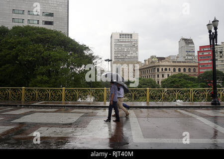 February 7, 2019 - SÃ£O Paulo, SÃ£o Paulo, Brazil - SÃ£o Paulo (SP), 07/01/2019 -BRAZIL - SAO PAULO - WEATHER-Pedestrians protect themselves from the rain in downtown Sao Paulo, in Brazil, on February 07, 2019. Credit: Cris Faga/ZUMA Wire/Alamy Live News Stock Photo