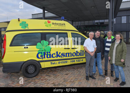 31 January 2019, Brandenburg, Schwedt: Beside the luck mobile of the association Uckermark against Leukemia registered association stand Axel Matzdorff (l-r), Chefarzt for internal medicine in the Asklepios hospital Schwedt (Uckermnark), as well as the association members Enrico Wendt, Antje Kayser and the chairman Ines tree garden. When the remaining life time is short due to a fatal disease, people who are affected often have long cherished but never fulfilled dreams. In the Uckermark, an association wants to help fulfil them so that the sick person can 'let go without a wish'. Photo: Patric Stock Photo
