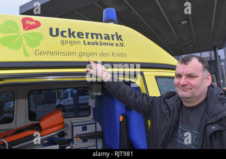 31 January 2019, Brandenburg, Schwedt: Enrico Wendt, from the Uckermark vs Leukämie e.V. association, stands next to the Glücksmobil. When the remaining life time is short due to a fatal disease, people who are affected often have long cherished but never fulfilled dreams. In the Uckermark, an association wants to help fulfil them so that the sick person can 'let go without a wish'. Photo: Patrick Pleul/dpa-Zentralbild/ZB Stock Photo