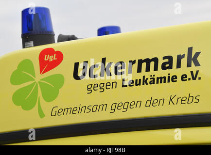 31 January 2019, Brandenburg, Schwedt: Lettering on the Glücksmobil from the association Uckermark gegen Leukämie e.V. together against cancer. When the remaining life time is short due to a fatal disease, people who are affected often have long cherished but never fulfilled dreams. In the Uckermark, an association wants to help fulfil them so that the sick person can 'let go without a wish'. Photo: Patrick Pleul/dpa-Zentralbild/ZB Stock Photo