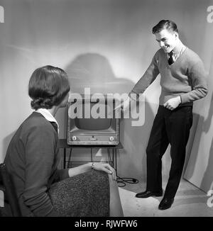 Television in the 1950s. A young couple is pictured with a typical 50s television set.  Photo Kristoffersson ref CC94-4. Sweden 1958 Stock Photo