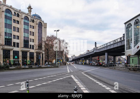 Berlin,Kreuzberg. Street view of Gorlitzer U-bahn Railway Station & Omar Ibn Al-Khattab Mosque Stock Photo