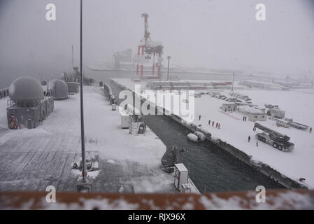 190208-N-XN398-127 OTARU, Japan (Feb. 08, 2019) - U.S. 7th Fleet Flagship, USS Blue Ridge (LCC 19) arrives for a port visit to Otaru, Japan. Blue Ridge is the oldest operational ship in the Navy, and as 7th Fleet command ship, is responsible for fostering relationships within the Indo-Asia Pacific Region. (U.S. Navy photo by Mass Communication Specialist 3rd Class Ethan Carter/RELEASED) Stock Photo