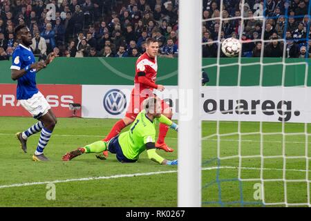 Gelsenkirchen, Deutschland. 21st Jan, 2016. Rouwen HENNINGS (D) (r., Hi.) Scored the goal for 1: 3 versus goalkeeper Ralf FAEHRMANN (FAHRMANN) (GE); left: Salif SANE (GE); Soccer DFB Pokal, Round of 16, FC Schalke 04 - Fortuna Dusseldorf (D) 4: 1, on 06/02/2019 in Gelsenkirchen/Germany. DFL regulations prohibit any use of images as image sequences and/or quasi-video | usage worldwide Credit: dpa/Alamy Live News Stock Photo
