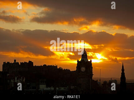 Edinburgh, Scotland, UK weather. 9th February 2019, after a day of strong winds and squally showers late afternoon turned dry with sunshine and clouds to give this colourful view of Edinburgh  Castle just before sunset. Stock Photo