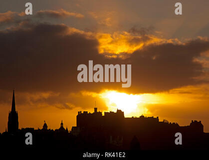 Edinburgh, Scotland, UK weather. 9th February 2019, after a day of strong winds and squally showers late afternoon turned dry with sunshine and clouds to give this colourful view of Edinburgh  Castle just before sunset. Stock Photo