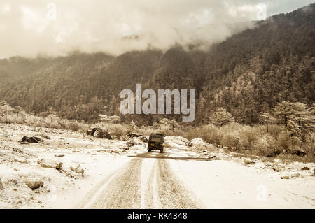 Mystic snow covered forest road leading through lush foliage, from Sonmarg To Gulmarg to Srinagar, Pahalgam, in Kashmir, Indian paradise. Magical Wint Stock Photo