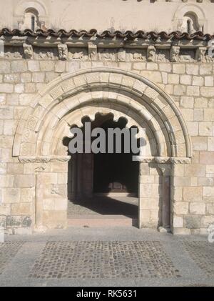 PORTADA DE LA GALERIA SUR- ARCO LOBULADO- ROMANICO - SIGLO XII. Location: IGLESIA DE LA ANUNCIACION. Duratón. SEGOVIA. SPAIN. Stock Photo