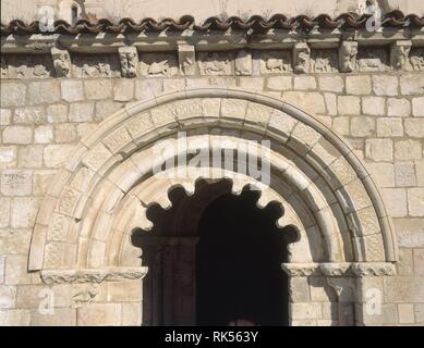 DETALLE DE LA PORTADA DE LA GALERIA SUR- ARCO LOBULADO- ROMANICO - SIGLO XII. Location: IGLESIA DE LA ANUNCIACION. Duratón. SEGOVIA. SPAIN. Stock Photo