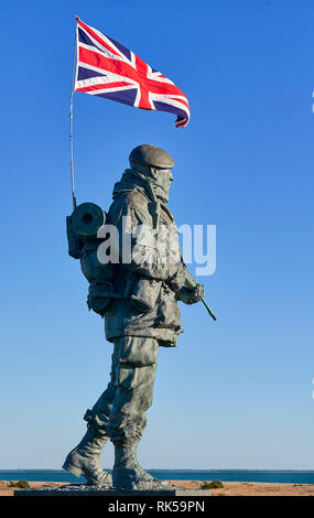 ‘Yomper’ statue at Eastney, Portsmouth unveiled by Margaret Thatcher July 1992 to commemorate all the Royal Marines and those who served in Falklands Stock Photo