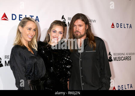 Los Angeles, CA, USA. 8th Feb, 2019. LOS ANGELES - FEB 8: Tish Cyrus, Miley Cyrus, Billy Ray Cyrus at the MusiCares Person of the Year Gala at the LA Convention Center on February 8, 2019 in Los Angeles, CA Credit: Kay Blake/ZUMA Wire/Alamy Live News Stock Photo