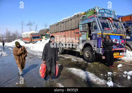 Kashmir, India. 9th Feb 2019. People get the essential food items on foot near jawahar tunnel almost 68 miles from main city Srinagar, Indian Administered Kashmir. After heavy snowfall started on 6th of February an avalanche hit a police post on Srinagar-Jammu highway killing 8 policemen on duty at the post. However after rescue operations 3 policemen were rescued from the snow and were taken to the hospital. Credit: PACIFIC PRESS/Alamy Live News Stock Photo