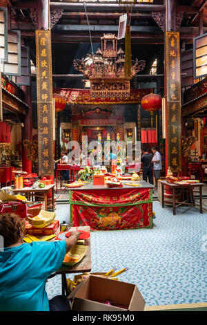 Kuala Lumpur, Malaysia. January 2019.   Faithful pray in froint of the altar in Sin Sze Si Ya Temple Stock Photo