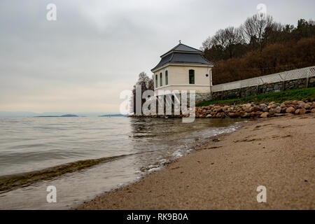 Old white wooden house at the seashore, Hvervenbukta, on the Oslo fjord Stock Photo