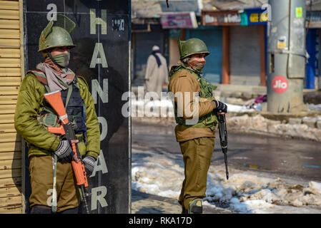 Srinagar, India. 9th Feb 2019. Indian troopers seen standing guard during restrictions in Srinagar. Restriction on the movement of vehicles were imposed protectively in parts of Srinagar as separatist groups called for a strike on the anniversary of execution of Afzal Guru, a Kashmiri who was convicted and given a death sentence for his role in the 2001 attack on Indian Parliament. Credit: SOPA Images Limited/Alamy Live News Stock Photo