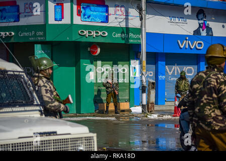 Srinagar, India. 9th Feb 2019. Indian paramilitary forces seen guarding city centre Lal chowk during restrictions in Srinagar. Restriction on the movement of vehicles were imposed protectively in parts of Srinagar as separatist groups called for a strike on the anniversary of execution of Afzal Guru, a Kashmiri who was convicted and given a death sentence for his role in the 2001 attack on Indian Parliament. Credit: SOPA Images Limited/Alamy Live News Stock Photo