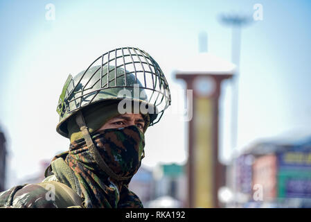 Srinagar, India. 9th Feb 2019. An Indian Army man seen looking on as he stands guard during restrictions in Srinagar. Restriction on the movement of vehicles were imposed protectively in parts of Srinagar as separatist groups called for a strike on the anniversary of execution of Afzal Guru, a Kashmiri who was convicted and given a death sentence for his role in the 2001 attack on Indian Parliament. Credit: SOPA Images Limited/Alamy Live News Stock Photo