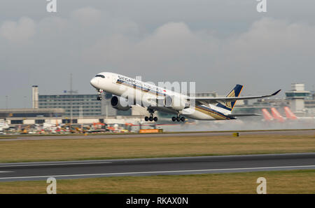 Singapore Airlines, Airbus A350-941, 9V-SMP take off at Manchester Airport Stock Photo