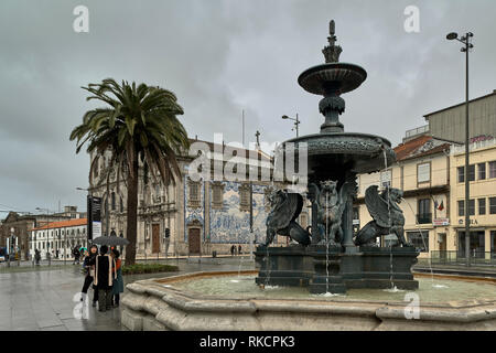 Praça de Carlos Alberto con la Fonte dos Leões, 19th-century  fountain of the lions en la ciudad de Oporto, Portugal, Europa Stock Photo