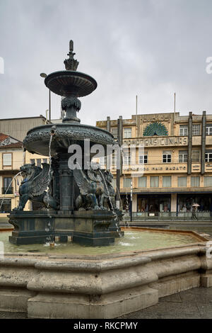 Praça de Carlos Alberto con la Fonte dos Leões, 19th-century  fountain of the lions en la ciudad de Oporto, Portugal, Europa Stock Photo