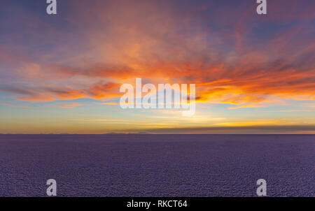 Sunset in the desert salt flat of Uyuni, also known as Salar de Uyuni, located in the altiplano of the Andes mountain range, Bolivia, South America. Stock Photo