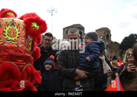 Rome, Italy. 10th Feb, 2019. People watch the lion dance during the 2019 Spring Festival parade in Rome, Italy, on Feb. 10, 2019. The celebration was held in Rome, Italy for the Lunar New Year, included a parade of lion and dragon dance and a photo exhibition. Thousands of people including local residents, foreign visitors and Chinese communities were attracted. Credit: Cheng Tingting/Xinhua/Alamy Live News Stock Photo