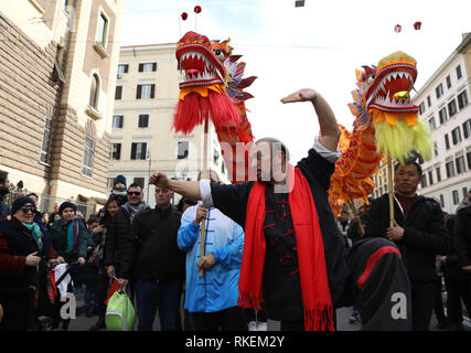 Rome, Italy. 10th Feb, 2019. Dragon dance is performed during the 2019 Spring Festival parade in Rome, Italy, on Feb. 10, 2019. The celebration was held in Rome, Italy for the Lunar New Year, included a parade of lion and dragon dance and a photo exhibition. Thousands of people including local residents, foreign visitors and Chinese communities were attracted. Credit: Cheng Tingting/Xinhua/Alamy Live News Stock Photo