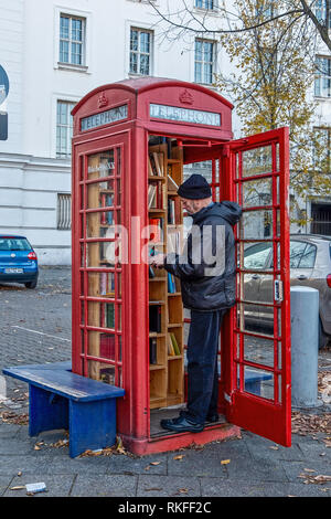 Berlin-Wilmersdorf. BucherboXX.Tiny lending library in Red Telephone box donated by British allies in front of Fehrbelliner Platz 4 Stock Photo