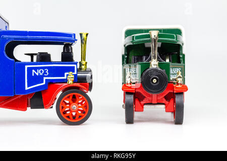 Matchbox Models of Yesteryear Y-27 Foden Steam Wagon 1922 - two variants green Frasersand blue Pickfords Stock Photo
