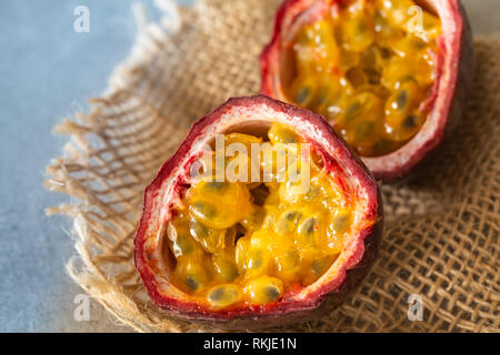 Passion fruit maracuja granadilla Stock Photo - Alamy